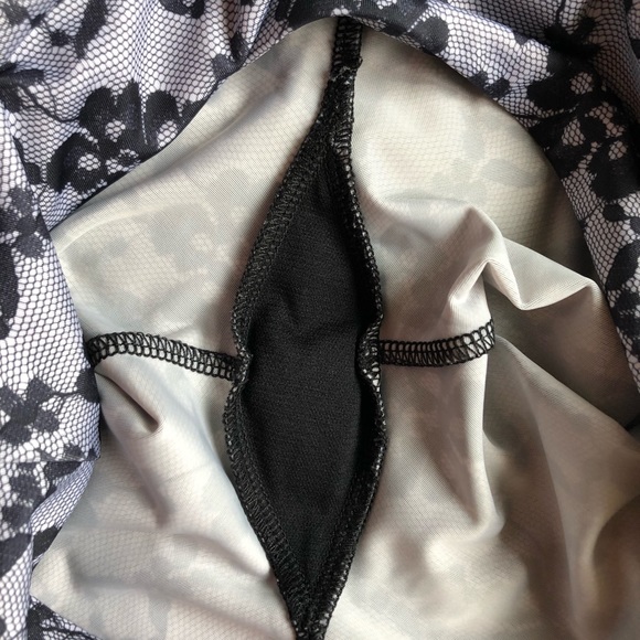 Lace look yoga tights. Onzie brand. Size small. - Picture 3 of 4